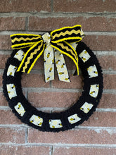 Load image into Gallery viewer, Bee Ribbon Wreath
