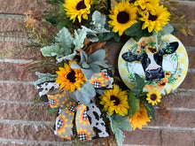 Load image into Gallery viewer, Cow Sunflower Home Decor, Small Farmhouse Wreath, Summer wreath, Fall wreath
